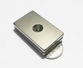 Nam châm vĩnh cửu 50x30x5mm lỗ 5mm